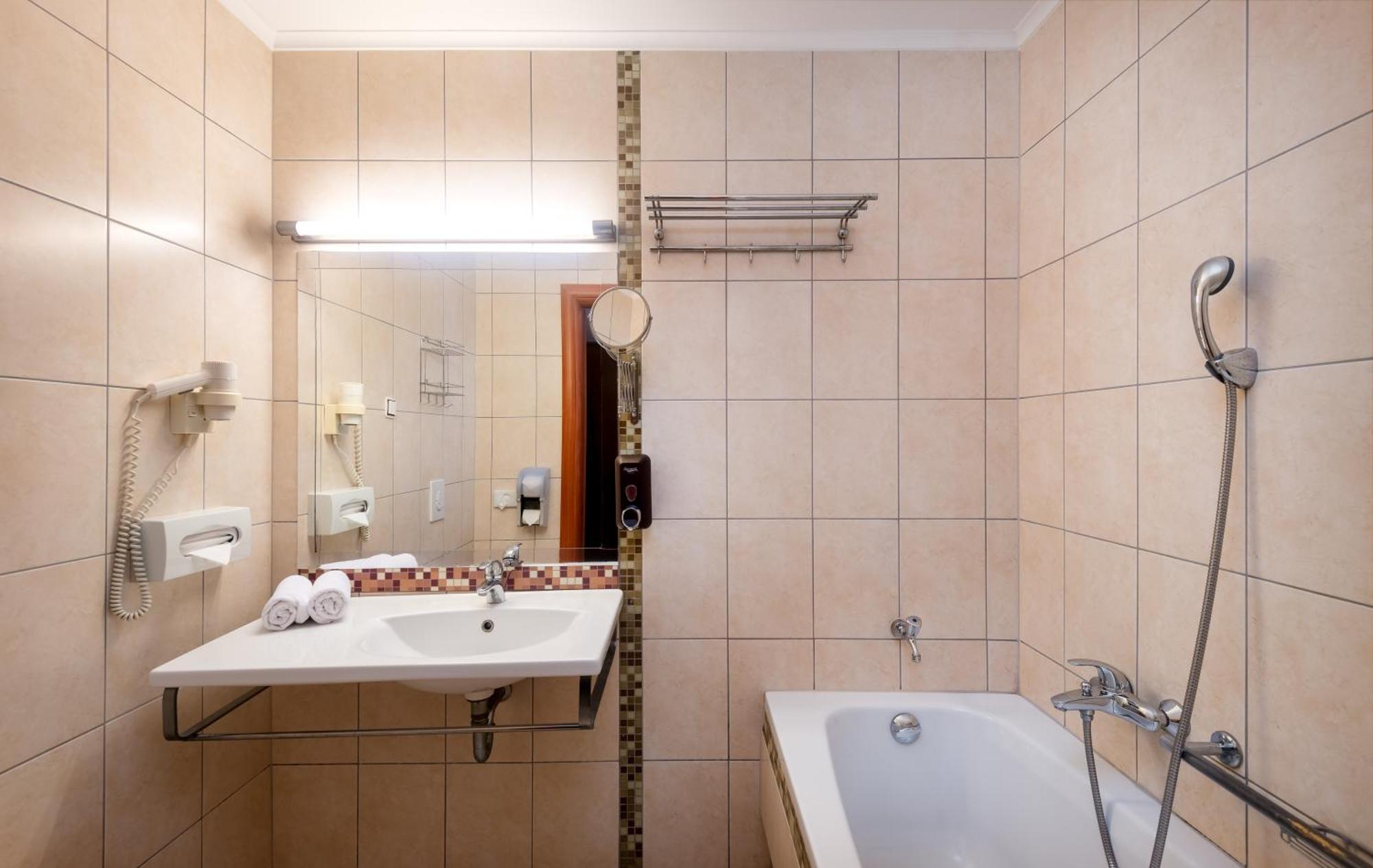 Aquarell Hotel Cegléd Extérieur photo