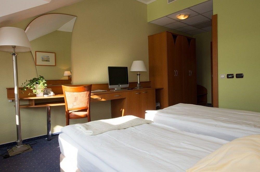 Aquarell Hotel Cegléd Extérieur photo