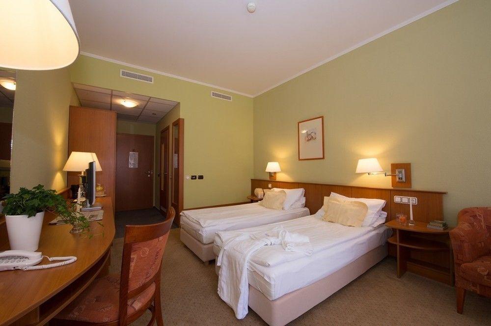 Aquarell Hotel Cegléd Extérieur photo